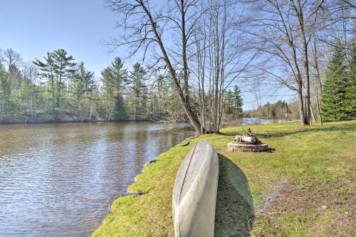 Riverfront Cabin in Alger with Patio and WiFi! in Alger, USA