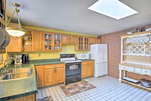 Riverfront Cabin in Alger with Patio and WiFi! in Alger, USA