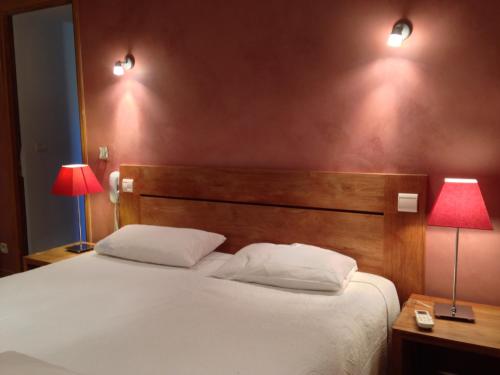 1 double bed, 1 twin bed