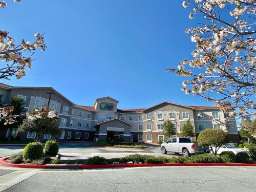 Holiday Inn Express & Suites Beaumont - Oak Valley, an IHG Hotel