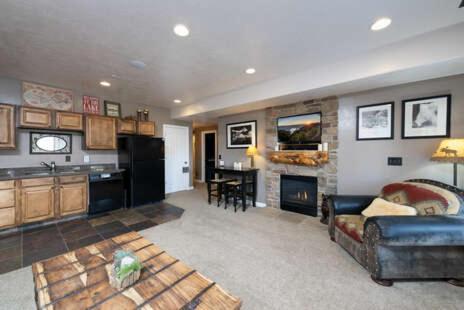 Spacious Ground Level 2 Bedroom Huntsville Utah Vacation Rental 29B - image 4