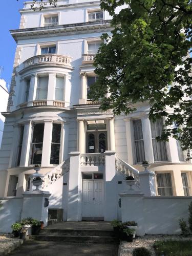 Ravna Gora Hotel de charme Ladbroke Grove Underground Station