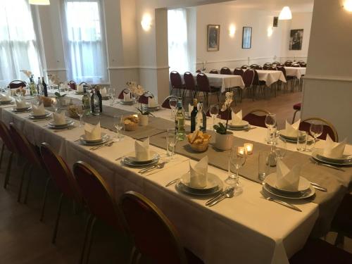 Facilities, Ravna Gora in Notting Hill