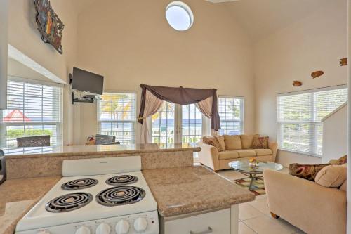 Lovely Sea Dreams Villa with Private Beach and Deck! in 班克斯維爾