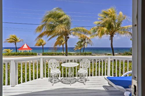 Lovely Sea Dreams Villa with Private Beach and Deck! in Banksville