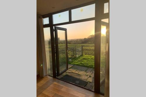 设施服务, Edge Barn in 伍拉斯顿