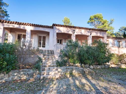 Lavish Villa in Bagnols en For t with Swimming Pool - Accommodation - Bagnols-en-Forêt