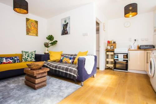 Cosy 4 Bedroom Apartment In Great Location, , London