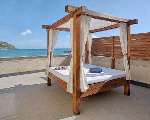 Corner Deluxe Double Room with Canopy with Sea View