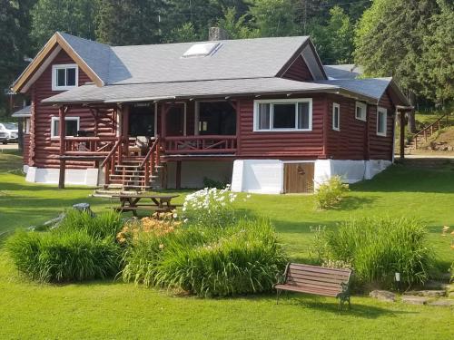 Kan-à-Mouche Pourvoirie Auberge et Chalets