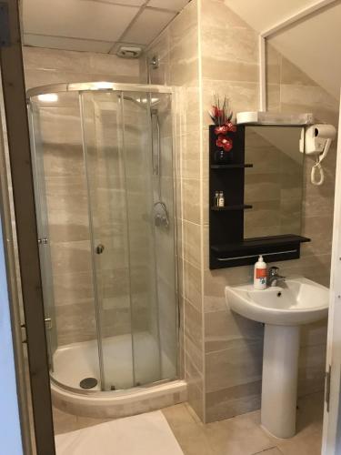 2 double beds, 1 twin bed
