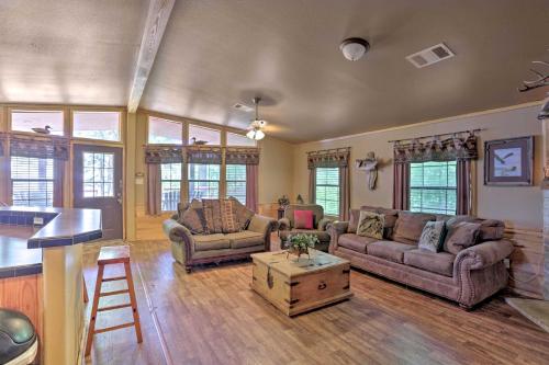 Waterfront Toledo Bend Abode with Deck and Dock Access - image 6