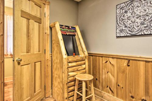 Cozy Pigeon Forge Escape with Spacious Deck and Hot Tub - image 9