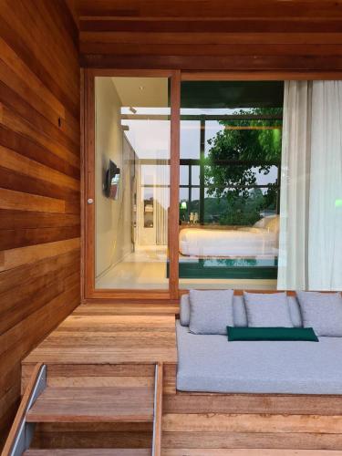 Létesítmények, Baan Pomphet near Portugál telep