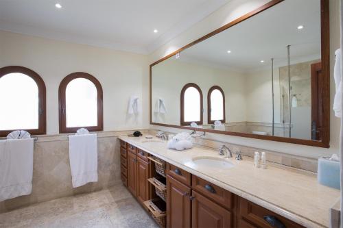 La Salamandre 4 - Lagoon front villa in Terres Basses with massive pool