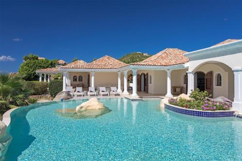 La Salamandre 5 - Lagoon front villa in Terres Basses with massive pool
