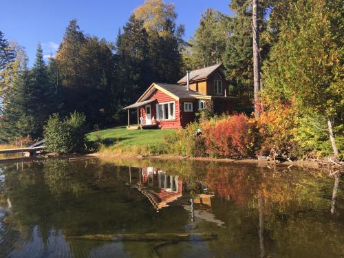 Kan-à-Mouche Pourvoirie Auberge et Chalets