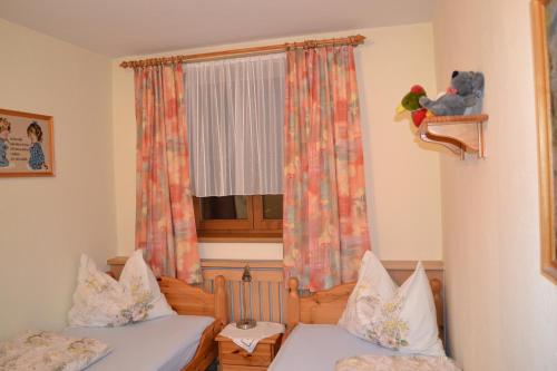2 queen beds, 1 twin bed
