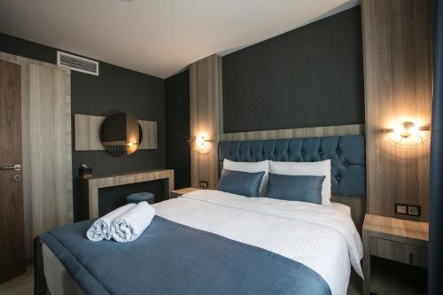 1 queen bed, 2 sofa beds