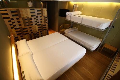 1 queen bed, 1 bunk bed