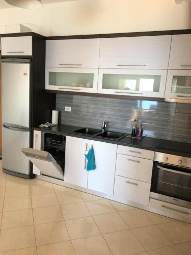 5th Avenue Sea View Apartment - image 3
