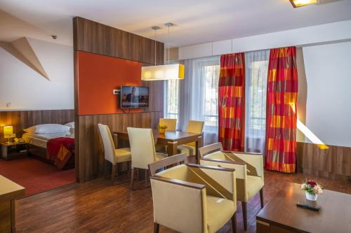 Royal Club Hotel - image 6