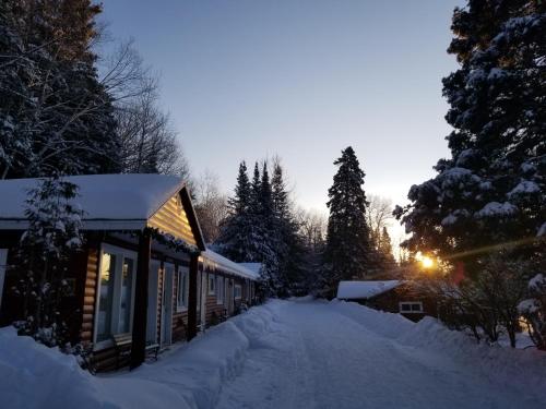 Kan-à-Mouche Pourvoirie Auberge et Chalets