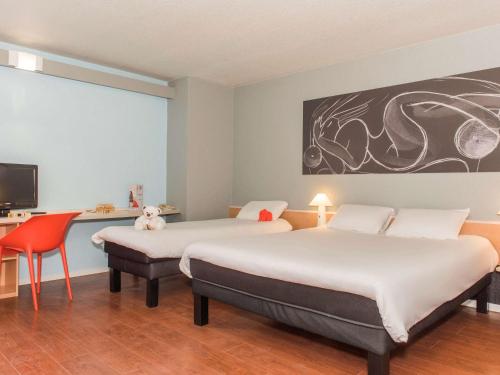 Standard Room with One Double Bed and One Single Bed