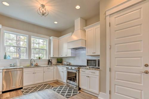 Bright Beach House with Pool Access and Walk to Beach! - image 7