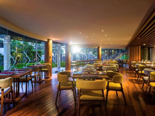 ห้องอาหาร, ฮอลิเดย์ อินน์ รีสอร์ท ภูเก็ต กะรน บีช บาย IHG (Holiday Inn Resort Phuket Karon Beach By IHG) in กะรน