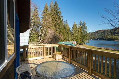 Erkély/terasz, Backeddy Resort and Marina in Egmont (BC)