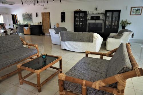 Shared lounge/TV area, B & B Villa Calliandra in Bijilo