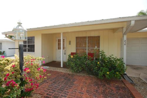 2 BR 2 BA w/family rm extra sleeper~small community dock~screened heated pool - image 5