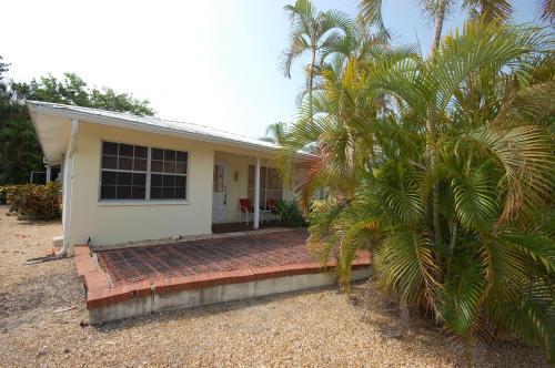 2 BR 2 BA w/family rm extra sleeper~small community dock~screened heated pool - image 7