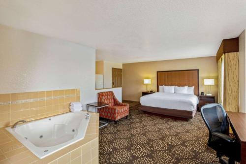 La Quinta Inn & Suites by Wyndham Las Vegas Red Rock in Summerlin