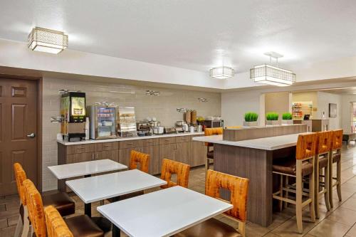 Restaurant, La Quinta Inn & Suites by Wyndham Las Vegas Red Rock in Summerlin