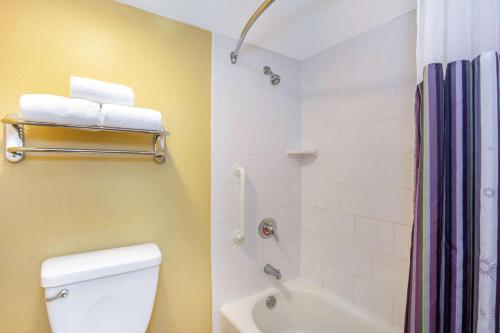 La Quinta by Wyndham Sarasota Downtown - image 3