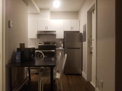 Sanitized renovated close to subway and 24 hrs services