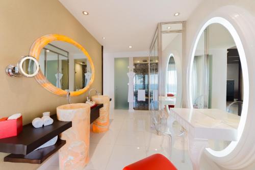 room detail thumbnail 2