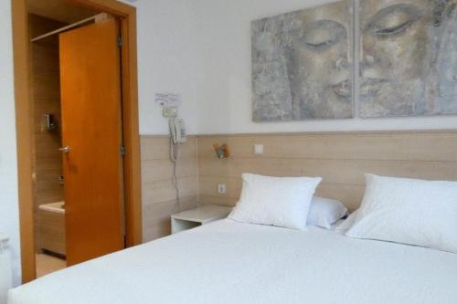 Hostal House - image 11