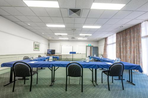 Twin Towers Inn - image 14