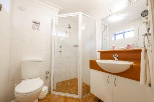 Twin Towers Inn - image 7