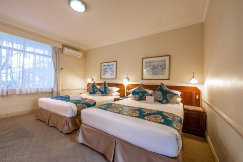Twin Towers Inn - image 9
