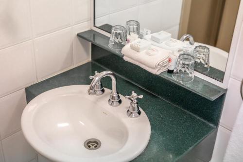 Twin Towers Inn - image 5