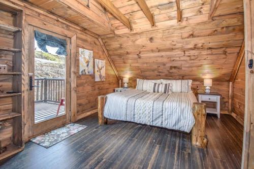 Bear Sightings! 8 mins to downtown Gatlinburg, Kids Cave, Theatre, Treehouse! in Gatlinburg, USA