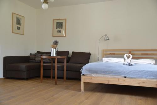 1 queen bed, 1 sofa bed