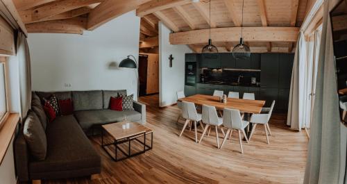 2 bedrooms, 6 beds