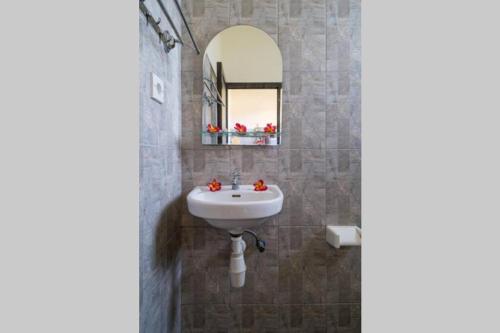 Kubu Lestari Homestay - Tap to explore photos