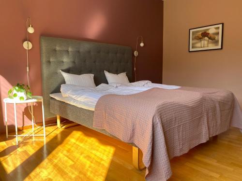 1 queen bed, 3 twin beds