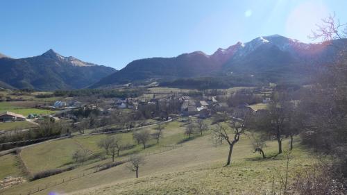 Chalet dans village in Corps